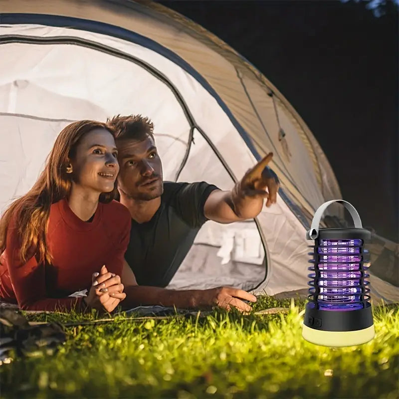 Farol antimosquitos encendido sobre la hierba, junto a la puerta de una tienda de campaña
